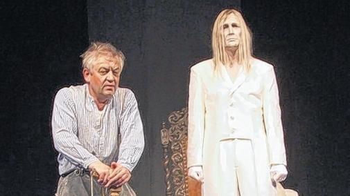Der Tod als Lichtgestalt: Philipp Errington-Zietlow (rechts) holt sich in dieser Szene den Bauern (Pfarrer Stefan Mai). Der Tod als Lichtgestalt: Philipp Errington-Zietlow (rechts) holt sich in dieser Szene den Bauern (Pfarrer Stefan Mai).