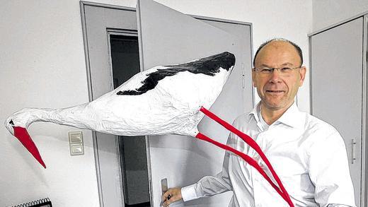 Abflug: Johannes Dietl, Direktor der Universitätsfrauenklinik in Würzburg, geht in den Ruhestand. Der Storch, symbolischer Kinderbringer, darf aber bleiben. Es ist die Arbeit eines Schülers aus dem Würzburger Wirsberg-Gymnasium aus dem Jahr 1997 und Teil der ständigen Kunstausstellung in der Klinik. Abflug: Johannes Dietl, Direktor der Universitätsfrauenklinik in Würzburg, geht in den Ruhestand. Der Storch, symbolischer Kinderbringer, darf aber bleiben. Es ist die Arbeit eines Schülers aus dem Würzburger Wirsberg-Gymnasium aus dem Jahr 1997 und Teil der ständigen Kunstausstellung in der Klinik.