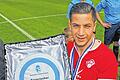 Ein neuer Wandschmuck für die Kickers: Spielführer Amir Shapourzadeh präsentiert den Meisterteller für den Titel als bester bayerischer Amateurverein.