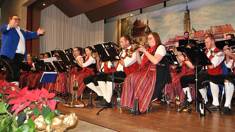 Mit flotter Musik ins neue Jahr: Dirigent Alexander Lurz und die Herbstädter Musikanten gestalteten ein schönes Konzert am Neujahrstag in der FrankenTherme. Mit flotter Musik ins neue Jahr: Dirigent Alexander Lurz und die Herbstädter Musikanten gestalteten ein schönes Konzert am Neujahrstag in der FrankenTherme.