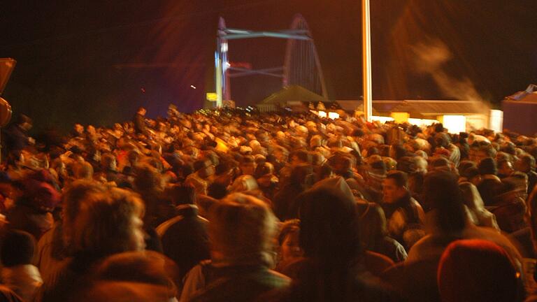Auch schon wieder 20 Jahre her: Die Übergabe der neuen Mainbrücke 2002. So ein Fest wie damals ist in Corona-Zeiten nicht mehr vorstellbar und solche Menschenaufläufe, unabhängig von Corona, schon aus Sicherheitsgründen wohl auch nicht mehr erwünscht. Auch schon wieder 20 Jahre her: Die Übergabe der neuen Mainbrücke 2002. So ein Fest wie damals ist in Corona-Zeiten nicht mehr vorstellbar und solche Menschenaufläufe, unabhängig von Corona, schon aus Sicherheitsgründen wohl auch nicht mehr erwünscht.