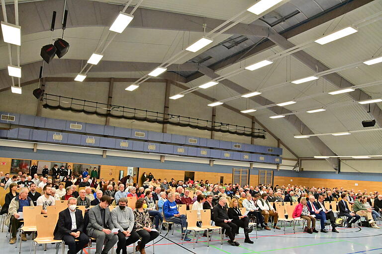 Fast voll besetzt waren die Stühle beim Neukahrsempfang der Gemeinde Waldbüttelbrunn in der Ballsporthalle, darunter auch Altbürgermeister Alfred Endres mit Familie, vorne links.