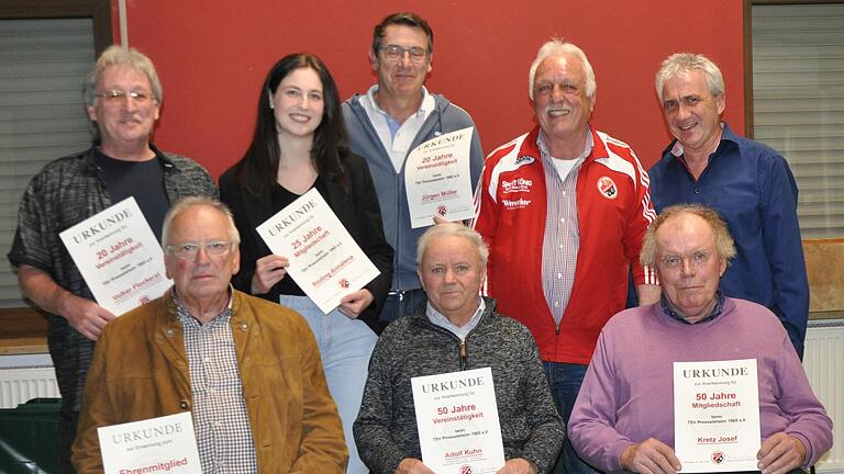 Ein Teil der Geehrten des TSV Prosselsheim mit dem Vorstand.&nbsp;