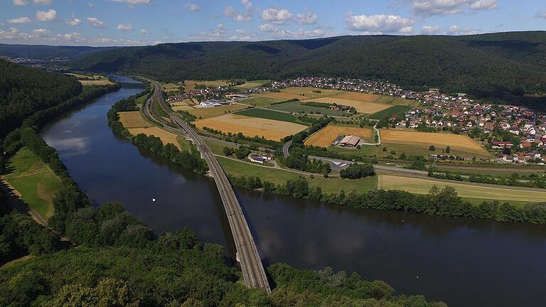 Wie könnte die Region des Spessarts von einem Biosphärenreservat profitieren - auch diese Frage war Thema eines Vortrags in Neuendorf. Das Bild zeigt den Ort und den Spessart.