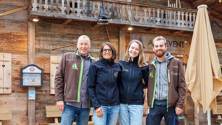 Neuschter Eiszeit 2024: Natur-Eislaufbahn mit Almhütte auf dem Marktplatz von Bad Neustadt. Im Bild von links: Manfred, Barbara, Anna und Johannes Griebel