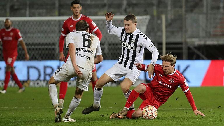 Maximillian Fesser (hier rechts im Zweikampf mit Burghausens Tobias Duxner) wurde am Freitagabend in der Schlussphase eingewechselt.