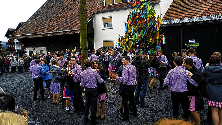 Tanz vor der Scheune: In Oberleichtersbach tanzen die Plopaare auf Schotter um den Plobaum.