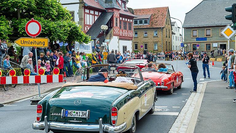 Wertungsprüfung in der Ortsmitte von Grettstadt.