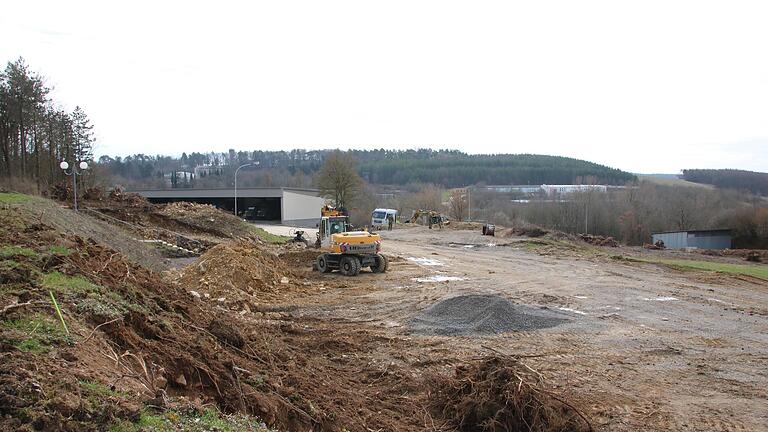 Arbeiter der Firma Stolz bereiten aktuell das Baufeld für die neue Hallen-Schießanlage vor. Das Gebäude soll unter anderem den Schießlärm reduzieren.       -  Arbeiter der Firma Stolz bereiten aktuell das Baufeld für die neue Hallen-Schießanlage vor. Das Gebäude soll unter anderem den Schießlärm reduzieren.