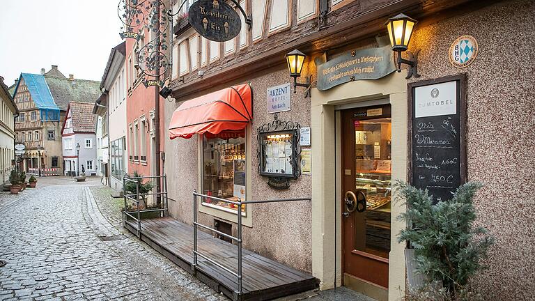 Blick auf den Eingang des Café Kehl in Dettelbach.