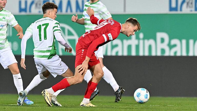 In dieser Szene setzt sich Würzburgs Moritz Hannemann (vorne) gegen den Fürther Jorden Aigboje durch. In dieser Szene setzt sich Würzburgs Moritz Hannemann (vorne) gegen den Fürther Jorden Aigboje durch. 