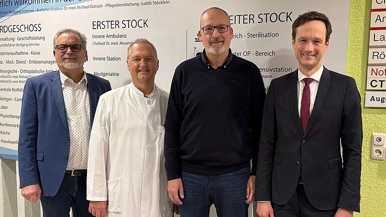 Der langjährige Chefarzt Dr. Michael Dietrich (Zweiter von links) und sein Nachfolger Dr. Christoph Schmidt (Zweiter von rechts) mit Geomed-Geschäftsführer Wolfgang Schirmer (links) und Landrat Florian Töpper (rechts). Der langjährige Chefarzt Dr. Michael Dietrich (Zweiter von links) und sein Nachfolger Dr. Christoph Schmidt (Zweiter von rechts) mit Geomed-Geschäftsführer Wolfgang Schirmer (links) und Landrat Florian Töpper (rechts).