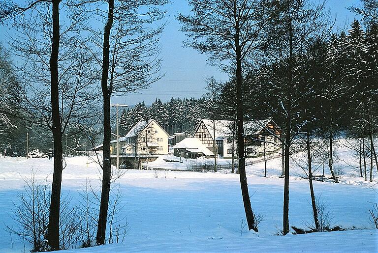 Eine winterliche Augenweide im Haslochtal – die Fechermühle. Das Anwesen gehört zu Hasloch und Schollbrunn, weil es ein geografisches Kuriosum so vorschreibt und die Grenzen beider Gemeinden durch den Weiler verlaufen. Eine winterliche Augenweide im Haslochtal – die Fechermühle. Das Anwesen gehört zu Hasloch und Schollbrunn, weil es ein geografisches Kuriosum so vorschreibt und die Grenzen beider Gemeinden durch den Weiler verlaufen.