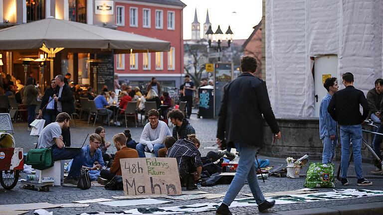 Die 'Fridays For Future'-Bewegung hat am vergangenen Wochenende eine 48 Stunden-Mahnwache in der Würzburger Innenstadt abgehalten. Die 'Fridays For Future'-Bewegung hat am vergangenen Wochenende eine 48 Stunden-Mahnwache in der Würzburger Innenstadt abgehalten.