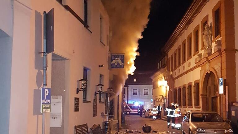 Feuer und Rauch drangen am 9. April aus der Gaststätte 'Techtel-Mechtel' in Volkach. Eine Explosion hatte sie in Brand gesetzt. Feuer und Rauch drangen am 9. April aus der Gaststätte 'Techtel-Mechtel' in Volkach. Eine Explosion hatte sie in Brand gesetzt.