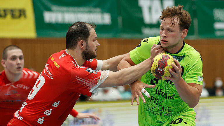 Lukas Siegler (rechts) spielte in der vergangenen Saison noch im Trikot der DJK Rimpar Wölfe, hier im Zweikampf gegen Matej Kozul vom in die Dritte Liga abgestiegenen Wilhelmshavener HV. Lukas Siegler (rechts) spielte in der vergangenen Saison noch im Trikot der DJK Rimpar Wölfe, hier im Zweikampf gegen Matej Kozul vom in die Dritte Liga abgestiegenen Wilhelmshavener HV.