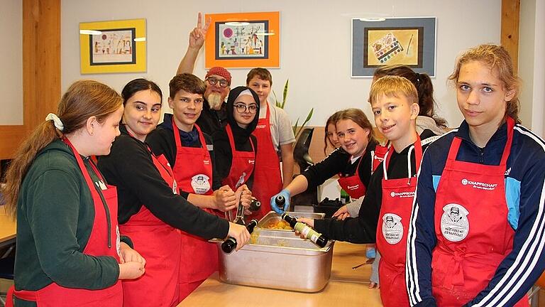Beim Kochen mit Stefan Marquard hatten alle Beteiligten viel Spaß. Der Sternekoch hat erst den Schülern und dann dem Mensa-Team gezeigt, wie sich vitaminreich, schnell und günstig und vor allem lecker kochen lässt. Beim Kochen mit Stefan Marquard hatten alle Beteiligten viel Spaß. Der Sternekoch hat erst den Schülern und dann dem Mensa-Team gezeigt, wie sich vitaminreich, schnell und günstig und vor allem lecker kochen lässt.