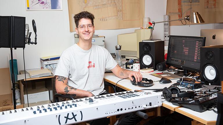 Ferdinand Kirch alias 'nand' geht in diesem Jahr auf Deutschland Tournee. Das Bild zeigt ihn in seinem Zuhause in Astheim. Ferdinand Kirch alias 'nand' geht in diesem Jahr auf Deutschland Tournee. Das Bild zeigt ihn in seinem Zuhause in Astheim.
