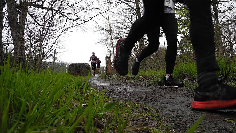 Fast schon traditionell ging es beim Saaletal-Marathon auf manchen Streckenabschnitt doch etwas knatschiger zu. - Fast schon traditionell ging es beim Saaletal-Marathon auf manchen Streckenabschnitt doch etwas knatschiger zu. Fast schon traditionell ging es beim Saaletal-Marathon auf manchen Streckenabschnitt doch etwas knatschiger zu. - Fast schon traditionell ging es beim Saaletal-Marathon auf manchen Streckenabschnitt doch etwas knatschiger zu.