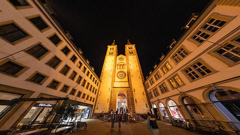 Im Dom spielt das Frauenensemble Cantica unter der Leitung von Regine Schlereth Frauenchormusik vom 18. Jahrhundert bis heute. Etliche Menschen besuchen am Montag 02.10.23 die 'Nacht der offenen Kirchen' in Würzburg.