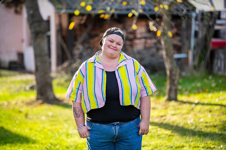 Ein halbes Jahr plante Lor ihr Coming-out bei ihren Eltern - aus Angst, wie sie reagieren würden. Lor sagt, gerade über Nicht-Binarität gebe es viele Vorurteile. Ein halbes Jahr plante Lor ihr Coming-out bei ihren Eltern - aus Angst, wie sie reagieren würden. Lor sagt, gerade über Nicht-Binarität gebe es viele Vorurteile. 