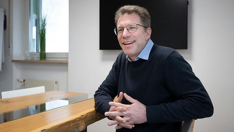 Geschäftsführer Johannes Schmitt beim Interview in der Zentrale des Unternehmens in Reiterswiesen.