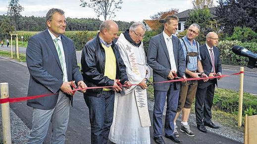 Sechs Schnitte: (von links) Baudirektor Klaus Schwab, Werner Herrbach, Pater Lukas, Günter Felbinger, Simon Englert und Jürgen Lippert.