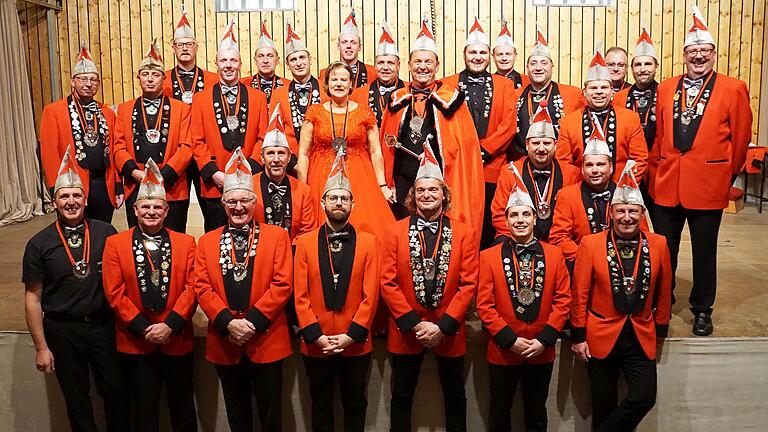 Viele Karnevalisten wurden beim Ordenskommers des Höpper-Elfers geehrt. Im Bild die Geehrten und Elferräte zusammen mit dem neuen Prinzenpaar Anke Plömpel und Ralf Kraus in ihrer Mitte. Viele Karnevalisten wurden beim Ordenskommers des Höpper-Elfers geehrt. Im Bild die Geehrten und Elferräte zusammen mit dem neuen Prinzenpaar Anke Plömpel und Ralf Kraus in ihrer Mitte. 