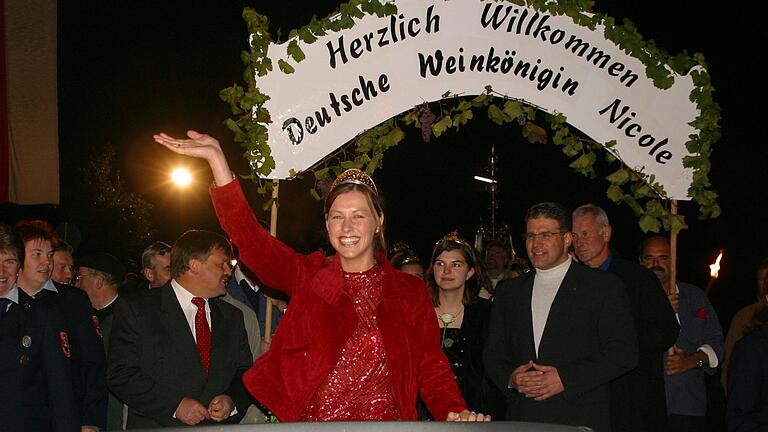 So glücklich sieht eine frisch gekrönte Deutsche Weinkönigin aus. Nicole Then beim Empfang in ihrem Heimatort Sommerach nach der Wahl im Herbst 2003. So glücklich sieht eine frisch gekrönte Deutsche Weinkönigin aus. Nicole Then beim Empfang in ihrem Heimatort Sommerach nach der Wahl im Herbst 2003.