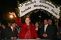 So glücklich sieht eine frisch gekrönte Deutsche Weinkönigin aus. Nicole Then beim Empfang in ihrem Heimatort Sommerach nach der Wahl im Herbst 2003.
