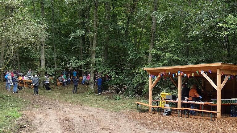 Die Eröffnung des Zeiler Waldklassenzimmers: Für den Fall, dass das Wetter beim Unterricht im Freien einmal nicht mitspielt, gibt es auch einen Unterstand. Die Eröffnung des Zeiler Waldklassenzimmers: Für den Fall, dass das Wetter beim Unterricht im Freien einmal nicht mitspielt, gibt es auch einen Unterstand.