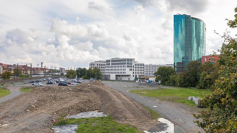 Blick auf das Gelände an der Grombühlbrücke, auf dem die Würzburger Multifunktionsarena gebaut werden soll (Archivbild).&nbsp;