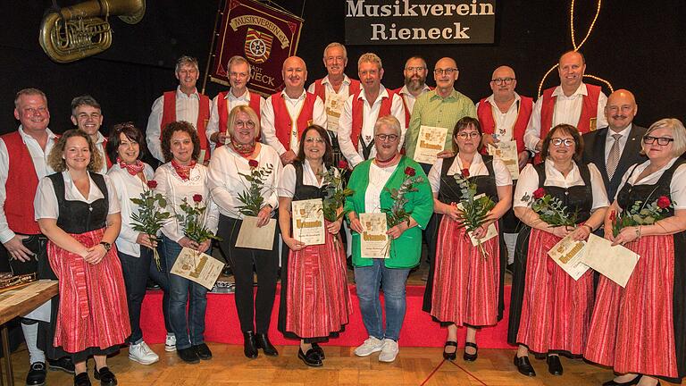 Seit 40 Jahren sind diese Personen bei den Rienecker Musikanten aktiv. Für ihre langjährige Tätigkeit wurden sie mit Urkunden ausgezeichnet.