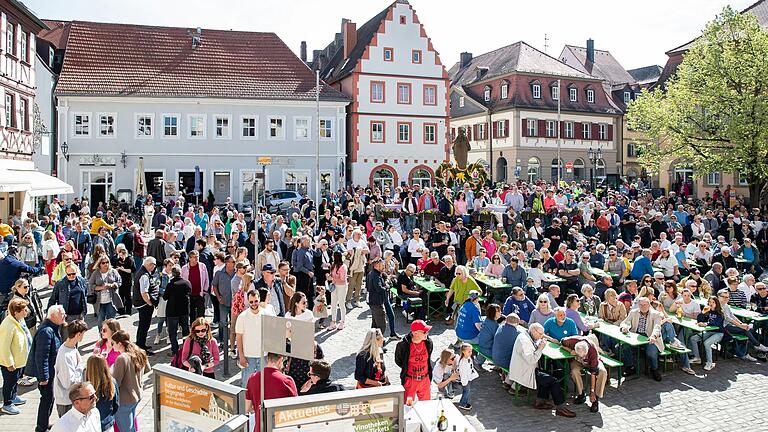 Am Ostersonntag kamen zum musikalischen Frühschoppen der Weinadel und der Osterhase an die Mainschleife. Am Ostersonntag kamen zum musikalischen Frühschoppen der Weinadel und der Osterhase an die Mainschleife.