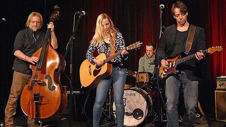 Die Band &bdquo;Christine set the scene&ldquo; wurde in der Rathaushalle Haßfurt vom Publikum begeistert gefeiert. Im Bild (von links) Klaus Metzler, Christine Mühlenkamp, Mike Müller und Robert Mühlenkamp.