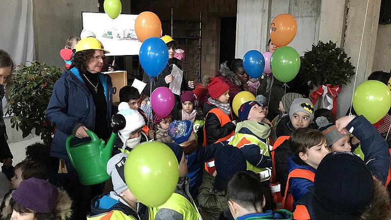 Die kleinen Besucher beim Richtfest des Marie-Juchacz-Hauses kamen vom benachbarten AWO-Kinderhaus &bdquo;Kleiner Globus&ldquo; und sangen Lieder zum Thema Handwerk, insbesondere Hausbau und Gärtnerei.