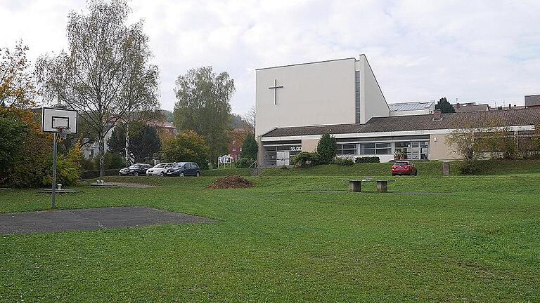 Auf dem Areal unterhalb der Kirche St. Burkard in der Westsiedlung könnte ein zentraler Treffpunkt entstehen. Archivfoto: Nadja Sieber