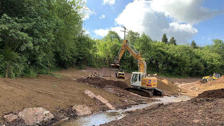 Das neue Flussbett für die Sinn bei Wildflecken wurde in den zurückliegenden Wochen geschaffen. Foto: Daniel Kleinheinz       -  Das neue Flussbett für die Sinn bei Wildflecken wurde in den zurückliegenden Wochen geschaffen. Foto: Daniel Kleinheinz