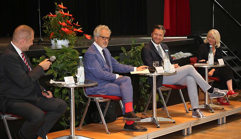 Eine hochkarätige Diskussionsrunde über die Ausbildung des sängerischen Nachwuchses und mögliche Karrieren (von links): Musikkritiker Uwe Friedrich, Komponist Giorgio Battistelli, GMD Enrico Calesso und Clarry Bartha. Eine hochkarätige Diskussionsrunde über die Ausbildung des sängerischen Nachwuchses und mögliche Karrieren (von links): Musikkritiker Uwe Friedrich, Komponist Giorgio Battistelli, GMD Enrico Calesso und Clarry Bartha.