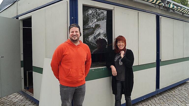 Am Donnerstag werden die Verkaufsfenster am Pavillon geöffnet: Frank Gimperlein und Katrin Weber vom Stadtmarketingverein Kitzingen freuen sich auf die ersten Stadtschoppen-Tage. Und die Nachfragen von Passanten beim Pressetermin zeigen: Auch die Gäste warten sehnsüchtig darauf, am Stadtbalkon wieder Weine genießen zu können. Am Donnerstag werden die Verkaufsfenster am Pavillon geöffnet: Frank Gimperlein und Katrin Weber vom Stadtmarketingverein Kitzingen freuen sich auf die ersten Stadtschoppen-Tage. Und die Nachfragen von Passanten beim Pressetermin zeigen: Auch die Gäste warten sehnsüchtig darauf, am Stadtbalkon wieder Weine genießen zu können.