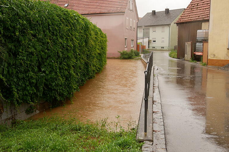 In Rieden in der Lindenstraße war der Mühlbach kurz vor dem Übertritt.