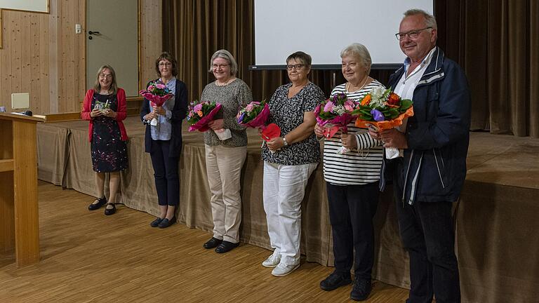 Das Foto zeigt (von links) Katrin Anger vom Caritasverband Kitzingen, die sich bei dem Koordinationsteam Rosi Moser, Anette Stafflinger, Monika Nunn, Brigitte Barthel und Diakon Lorenz Kleinschnitz mit Blumen für die geleitete Arbeit bedankte.