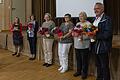 Das Foto zeigt (von links) Katrin Anger vom Caritasverband Kitzingen, die sich bei dem Koordinationsteam Rosi Moser, Anette Stafflinger, Monika Nunn, Brigitte Barthel und Diakon Lorenz Kleinschnitz mit Blumen für die geleitete Arbeit bedankte.