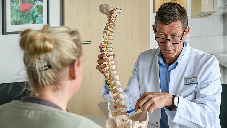 Patientin Kira Scheidler im Gespräch mit&nbsp;Dr. Kai Dreßler, Chefarzt der Orthopädie im Reha-Zentrum Bad Bocklet.&nbsp;