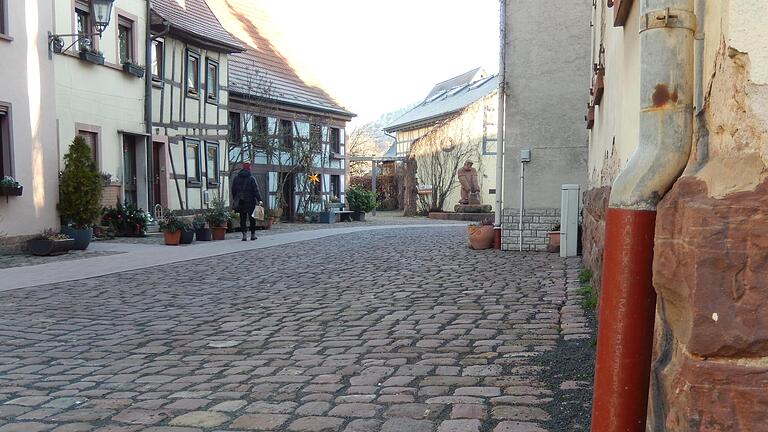 Die neuen Dachrinnenanschlüsse, für die Anwohner der Fischergasse und Muschelgasse zahlen sollen, sind an ihrer roten Farbe zu erkennen.