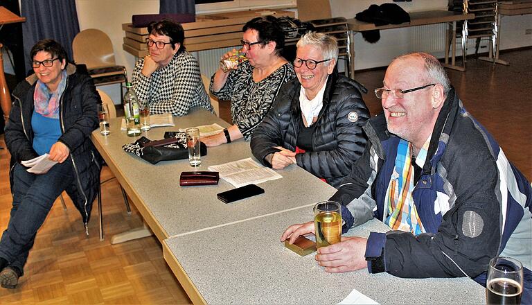 Regisseur Rainer Feulner und seine bewährte Theater-Truppe vom Kulturverein Lindach hatten schon beim Proben viel Spaß.