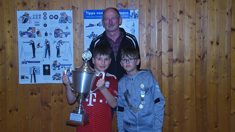 Schützenmeister Paul Knaier gratulierte Jugendkönig  Moritz Knaier (rechts) und 1. Ritter Luca Wolf, der sich auch den Wanderpokal sicherte.