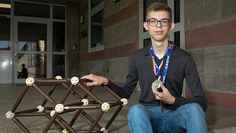 Vlad Husynin aus der Ukraine begeistert Mitschüler und Lehrer und gewinnt etliche Mathepreise.