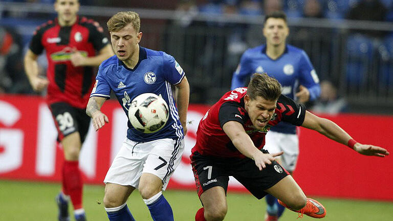 FC Schalke 04 - SC Freiburg       -  Der FC Schalke und der SC Freiburg trennten sich 1:1. Foto: Roland Weihrauch