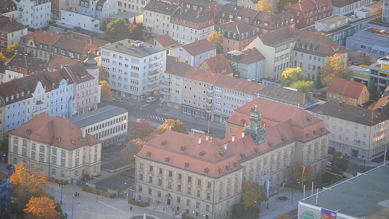 Ab 2019 wird vier Jahre lang für die Justiz gebaut       -  Der Chef von 52 Mitarbeitern im Landgericht (ohne Amtsgericht) darf sich freuen: Im Frühjahr 2019 soll mit dem Neubau des Justizzentrums zwischen Schillerplatz und Luitpoldstraße, zwischen Rüffer- und Friedenstraße begonnen werden. Rund 50 Millionen Euro sind dafür veranschlagt, sagt Landgerichtspräsident Reinhard Pfingstl, mit dem die Redaktion im Rahmen der Serie über die Schweinfurter Behörden und deren Aufgaben gesprochen hat. Die Landgerichte haben in Bayern eine lange Tradition, waren seit dem 14. Jahrhundert und bis zur Säkularisation (1802) eine untere Verwaltungseinheit, die anfangs das Fundament für die Militär-, Gerichts- und Finanzverwaltung darstellte. Ursprünglich war der Landrichter allein Träger der Amtsgewalt in seinem Bezirk. Später setzten die Wittelsbacher auf den Burgen Pfleger ein, und der Landrichter war nun auf die richterlichen Aufgaben beschränkt. Ab 1802 bis 1862 entsprach das Landgericht in etwa der Verwaltungseinheit, die den heutigen Landkreisen entspricht und die Eingangsinstanz der Gerichtsbarkeit. Ab 1862 wurden die administrativen Verwaltungsaufgaben aus den Landgerichten herausgelöst und auf die neu geschaffenen Bezirksämter übertragen. Die Bezirksämter wurden 1939 in Landkreise umbenannt. Die verbleibenden Rechtspflegeeinrichtungen behielten zunächst die Bezeichnung Landgericht. Als Eingangsinstanz der niederen Gerichtsbarkeit wurden die Landgerichte 1879 durch das Gerichtsverfassungsgesetz reichseinheitlich in Amtsgericht umbenannt. Heute sind die 22 Landgerichte in Bayern das Gericht zwischen Amts- und Oberlandesgericht. Im Strafprozess ist das Landgericht bei Verbrechen und schweren Vergehen ab einer Straferwartung von vier Jahren (Antrag Staatsanwaltschaft, muss vom Richter zugelassen werden) erstinstanzlich zuständig. An das Landgericht können auch weniger schwerwiegende Fällen verwiesen werden &ndash; etwa bei großem öffentlichen Interesse. Auch wenn es um die Unterbringung in einem psychiatrischen Krankenhaus oder in Sicherheitsverwahrung geht, entscheidet das Landgericht. Mord, Totschlag und andere Taten mit Todesfolge landen am Schwurgericht des Landgerichts. Im Zivilprozess verhandelt das Landgericht Verfahren mit einem Streitwert von über 5000 Euro und &ndash; unabhängig vom Streitwert &ndash; ausschließlich zugewiesene Verfahren, wie zum Beispiel die Amtshaftungsansprüche.  Im Strafprozess (Jugend- und Erwachsenenstrafkammer) ist das Landgericht zweite Instanz für Berufungen gegen Urteile des Amtsgerichts und auch Beschwerdegericht bei Entscheidungen des Amtsgerichts. Im Zivilprozess steht das Landgericht ebenfalls über dem Amtsgericht. Zum Landgerichtsbezirk zählen die Stadt Schweinfurt und die Landkreise Schweinfurt, Rhön-Grabfeld sowie Bad Kissingen mit jeweils einem Amtsgericht mit 15 Richtern für Schweinfurt, acht in Bad Kissingen und sechs in Bad Neustadt. Dabei übt der Präsident des Landgerichts die Dienstaufsicht über alle Richter des Landgerichtsbezirks aus. Sieben Landgerichten ist das Oberlandesgericht Bamberg übergeordnet. Das Gerichtsgebäude mit dem Uhrturm an der Rüfferstraße wurde 1902 bezogen und beherbergt seither Amtsgericht, Landgericht und Staatsanwaltschaft. Damals war großzügig gebaut worden, &ndash; auf jeden Stockwerk gab es ein Reservezimmer. Längst ist das Gebäude zu klein, und die Justizbehörden nutzen die noch stehenden Teile des ehemaligen Finanzamtes und gleich mehrere Stockwerke des Iduna-Hochhauses am Jägersbrunnen 6 sowie den Schillerplatz 13 (Rentamt). Für die Referendar-Ausbildung sind Räume am Zeughaus angemietet. Das Haupthaus gehört zu den schönsten Gebäuden der Stadt und ist im Inneren komplett sanierungsbedürftig. Insbesondere die Haustechnik entspricht nicht dem Stand der Zeit und schon gar nicht den Anforderungen, die beispielsweise mit der Umstellung auf elektronische Akten auf die Justiz zukommen. Im vergangenen Oktober endete der Architektenwettbewerb für das künftige Justizzentrum. Der erste Preis ging an die Architektenbüros Knoche/ZILA aus Leipzig, die nach Meinung der Jury den Funktionsbau am besten zwischen Altbau und Rentamt eingebettet haben &ndash; und zwar Achtung gebietend, hell, einladend und barrierefrei. Nach diesen Plänen wird ein zentraler Zugang vom Schillerplatz  zu dem Neubau geschaffen, in welchem die Eingangskontrollen mit Sicherheitsschleusen stattfinden und der gesamte öffentliche Bereich mit Rechtsantragstelle und den Sitzungssälen für Amts- und Landgericht untergebracht sind. Zusätzlich befinden sich im Neubau in zwei Etagen die Büroräume des Amtsgerichts. Landgericht und Staatsanwaltschaft teilen sich den sanierten Altbau.  Starten sollen die Bauarbeiten im Frühjahr 2019. Die Fertigstellung (8200 Quadratmeter Nutzfläche) ist für 2023 geplant. Bereits für den Sommer 2018 sind Vorarbeiten wie der Abriss des Nebengebäudes (ehemals Finanzamt) angedacht. Der Invest von 50 Millionen teilt sich auf für den Neubau (60 Prozent) und die Sanierung des Altbaus. Bislang verfügen Amts- und Landgericht über nur zehn Gerichtssäle: sechs im Altbau, einer im ehemaligen Finanzamt und drei im Iduna-Hochhaus. Mit mehr Sälen können nach 2023 mehr Verhandlungen gleichzeitig stattfinden.